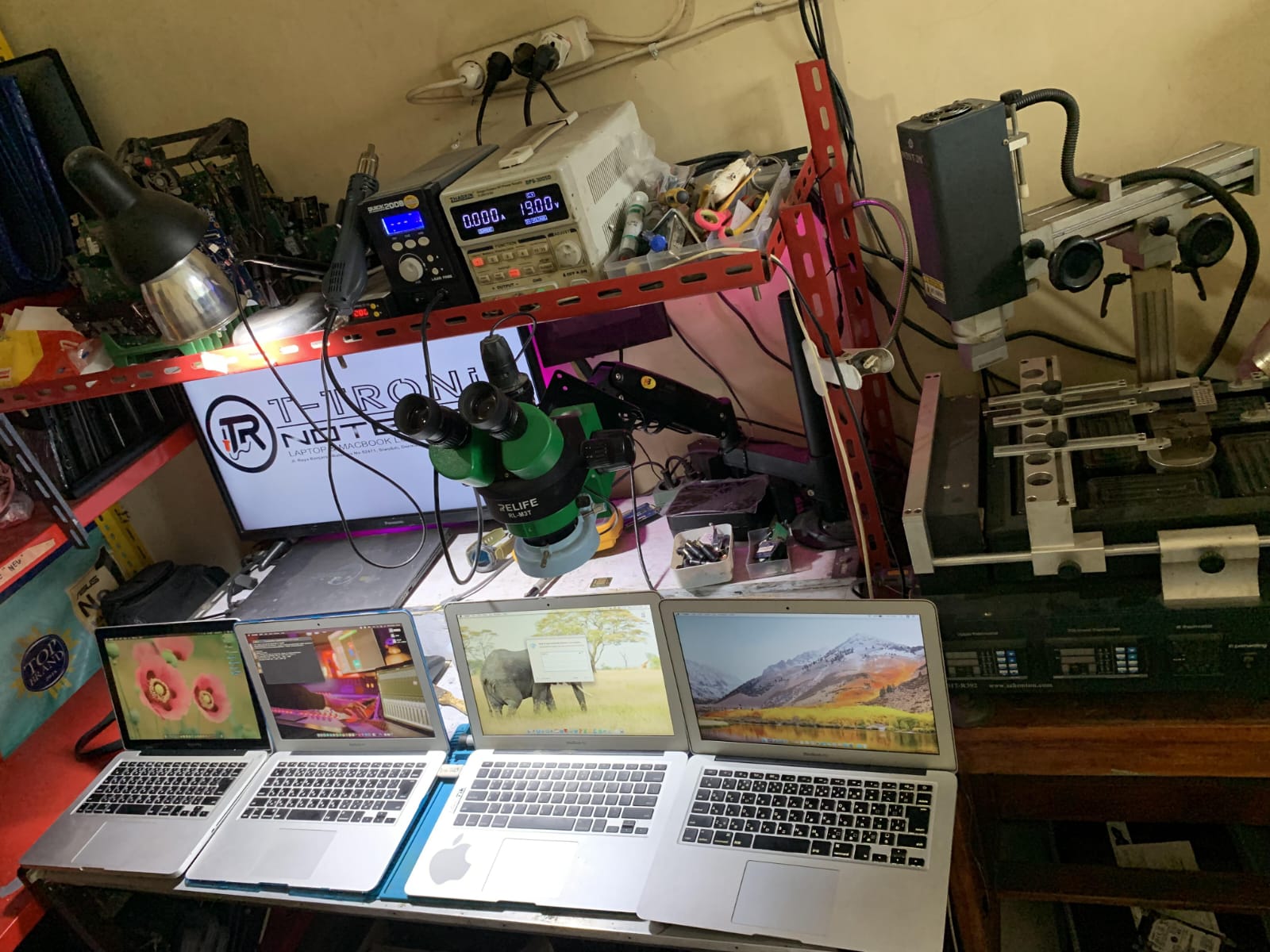 Pengerjaan laptop di workshop