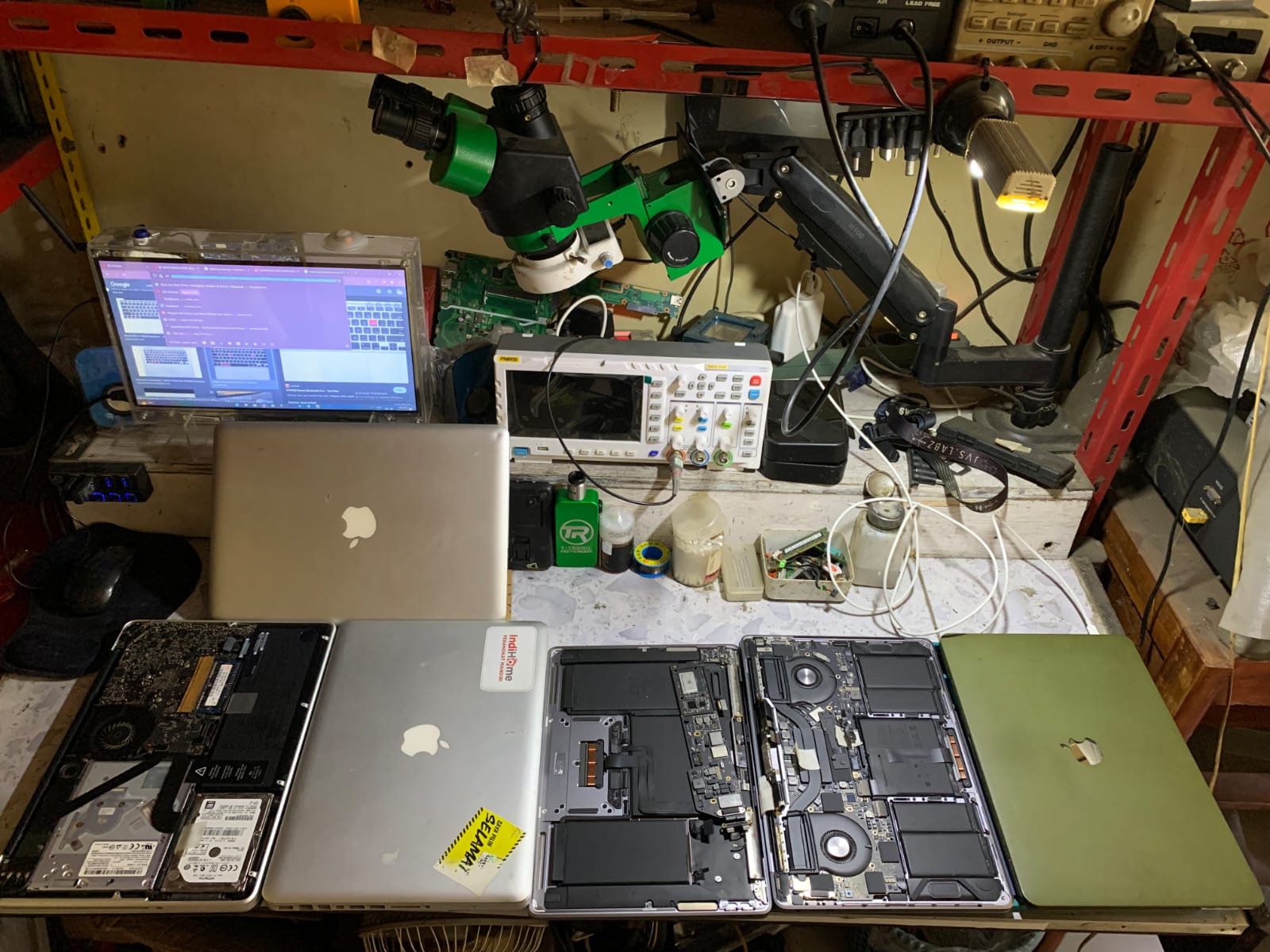 Teknisi Benua Komputer sedang memperbaiki laptop di Tasikmalaya